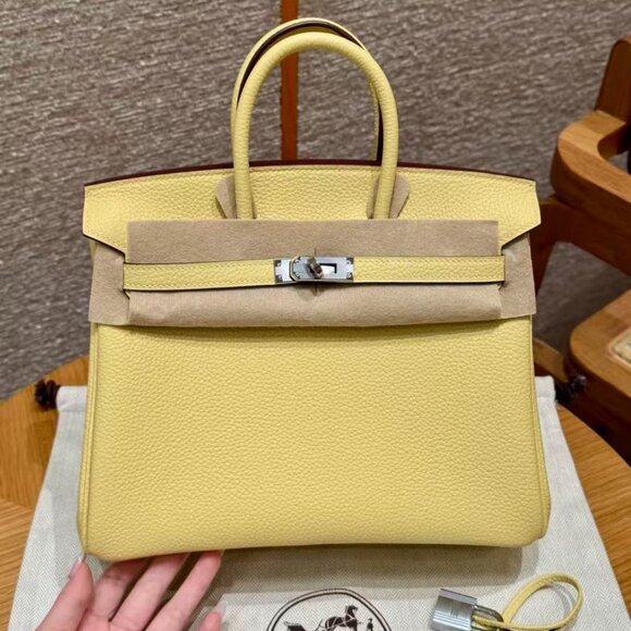 Classic Hermes Bag: A Stylish and Versatile Choice for Elegance - Picture 5 of 6